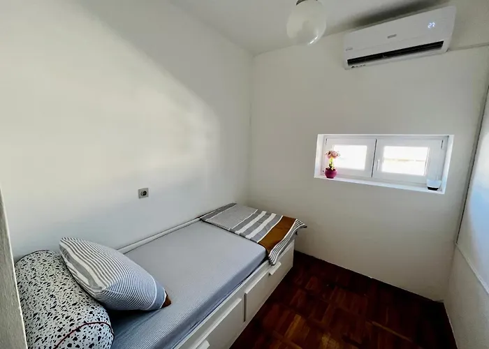 Daire Center Square Deluxe Nest