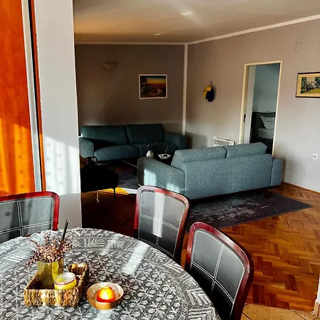 Center Square Deluxe Nest Podgorica