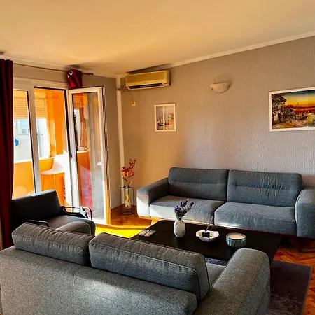 Center Square Deluxe Nest Апартаменти