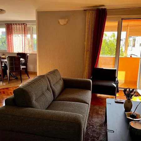 Center Square Deluxe Nest פודגוריצה