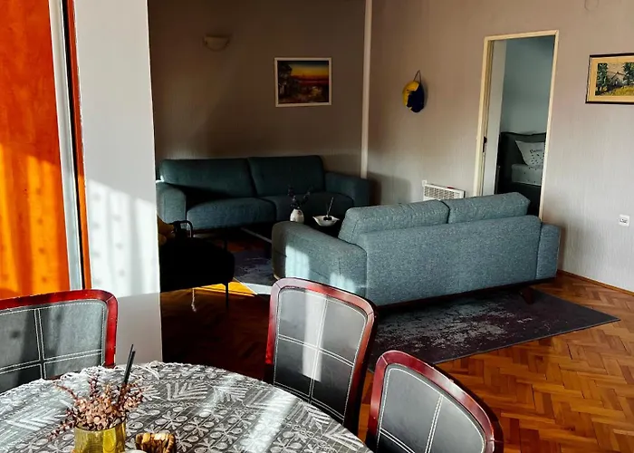 Center Square Deluxe Nest Podgorica