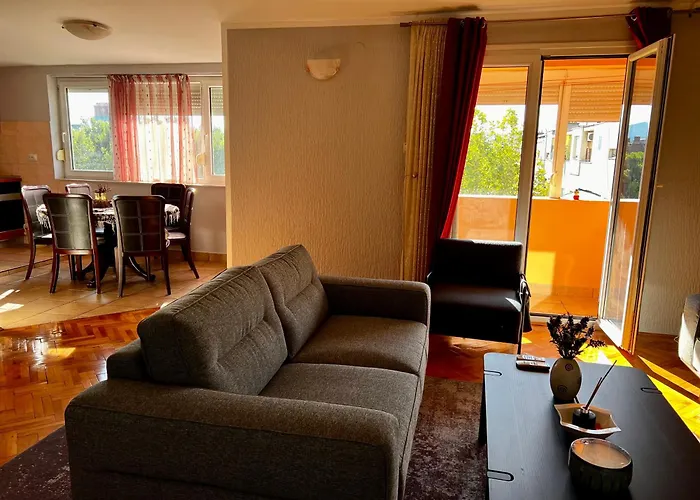 Center Square Deluxe Nest Podgorica